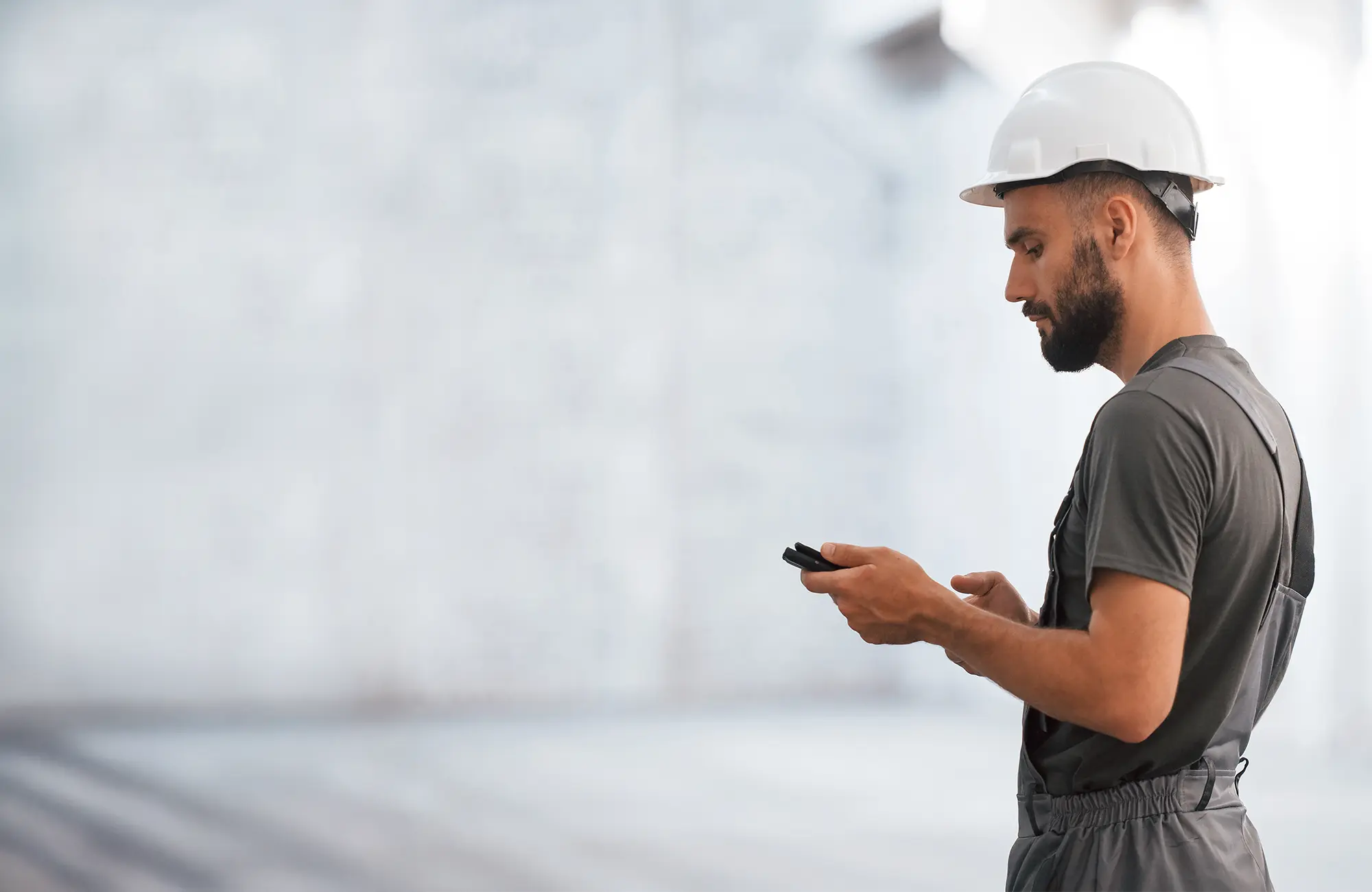 Fondo con trabajador usando app Ordutick Fondo con trabajador usando app Ordutick