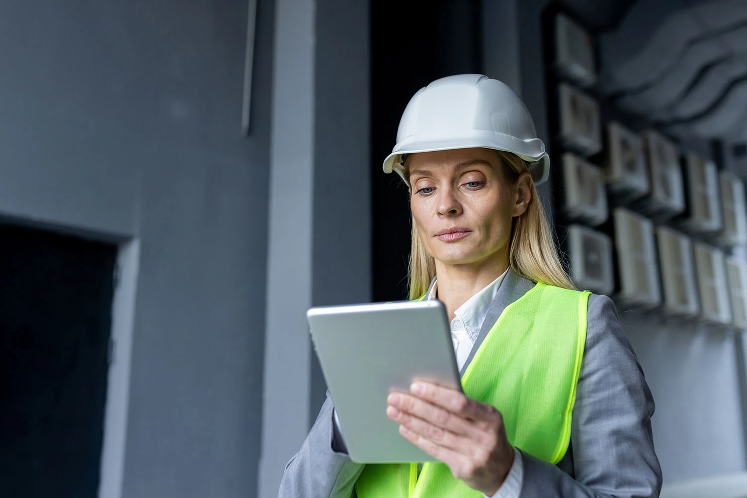 Fondo con trabajadora usando app Ordutick Fondo con trabajadora usando app Ordutick